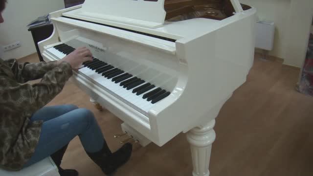 Белый мини рояль Кёлер-энд-Кэмпбелл классического дизайна смотреть онлайн