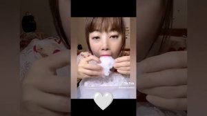 девушка ест огромные куски льда вперемешку со снегом!
