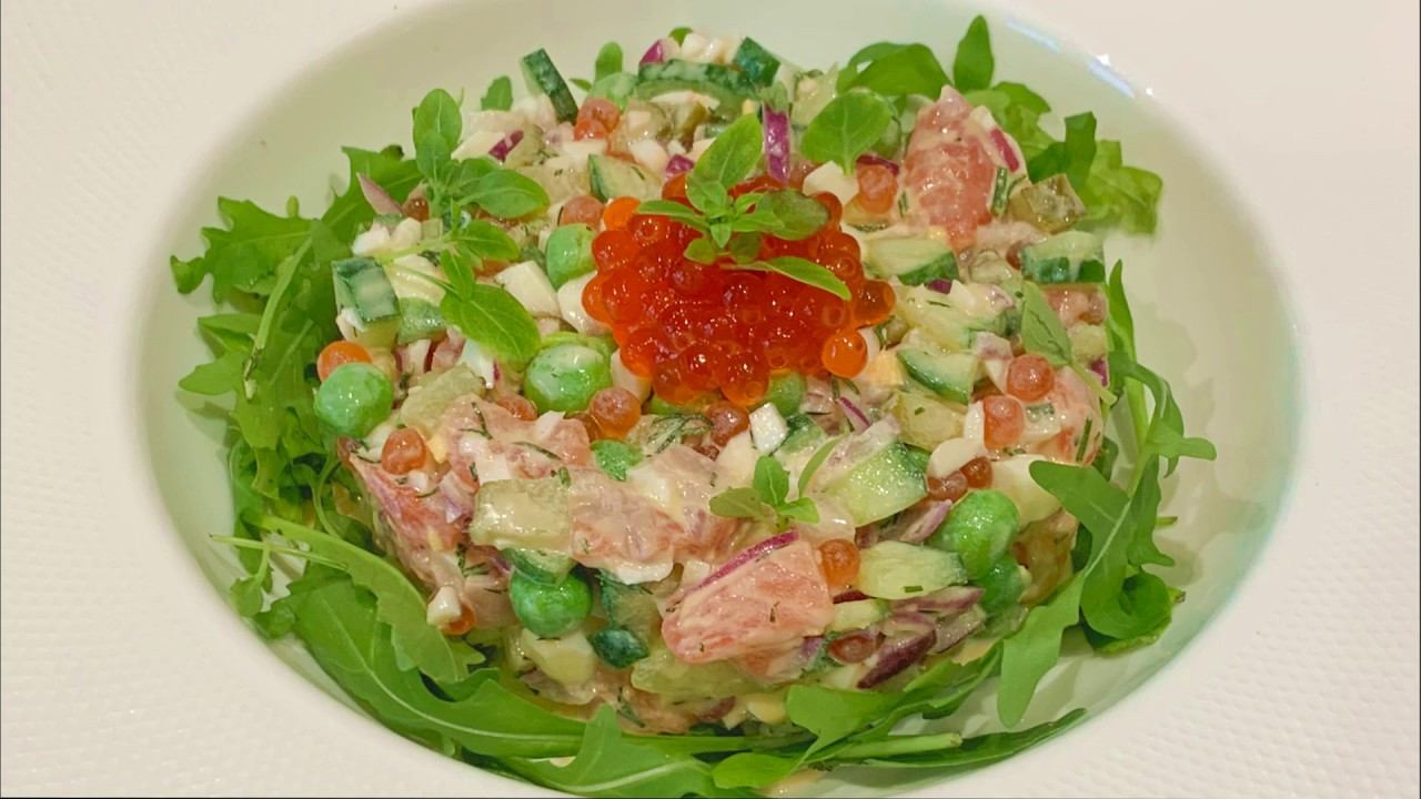 Салат со слабосоленой форелью, огурцом, красной икрой и горошком смотреть онлайн