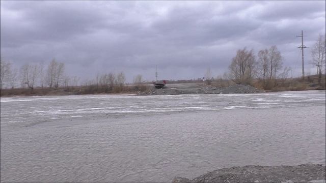Чулым в районе наплавного моста. Лед пока не пошел. г.Ачинск.05.04.25г. Автор видео Елена Цыганова. смотреть онлайн