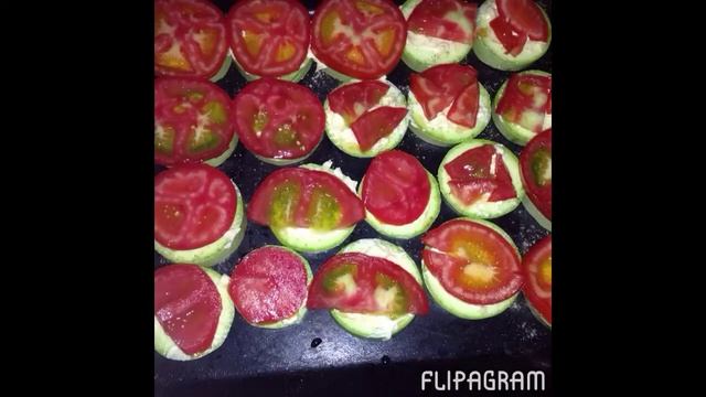 Кабачки с помидором и сыром
