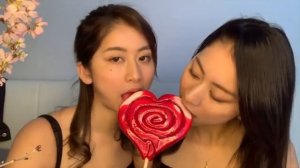 Близняшки лижут большой леденец【ASMR】Real Japanese Twins licking big heart candy