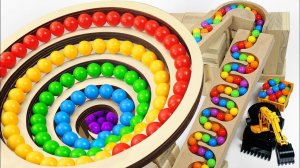 Видео для детей. Скатываем разноцветные шарики через круговой лабиринт в игрушечные машинки. Детям