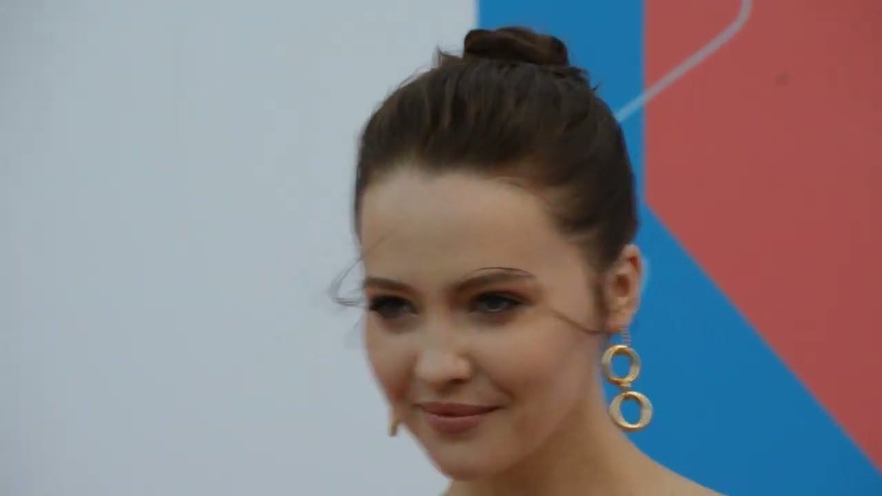 Юлия Хлынина -- актриса -- красная дорожка кинофестиваля. Закрытие  -- 2021.