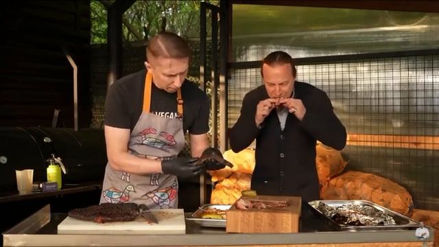 Pit Master Матвей Красавцев и Шеф-повар Василий Емельяненко,готовят Brisket BBQ