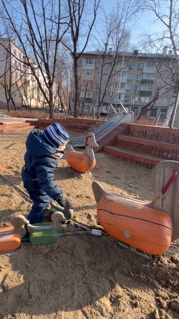 Володя гуляет на площади Блюхера на детской площадке, г. Хабаровск. Володе 3,5 года смотреть онлайн