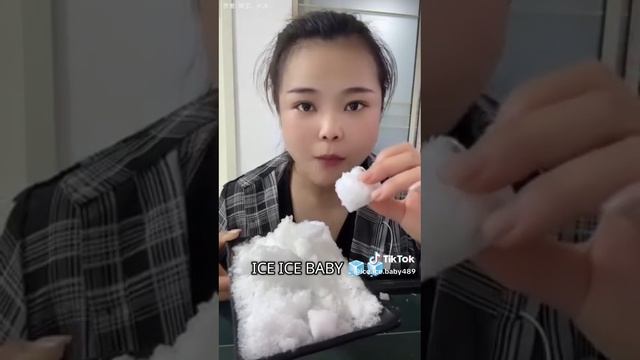 Только укусы! Кореянка грызёт жёсткую наледь из своего холодильника! смотреть онлайн