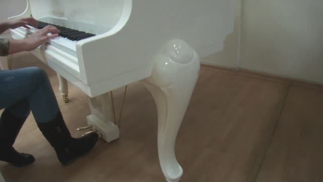 Белый мини рояль Kohler & Campbell дизайна chippendale смотреть онлайн