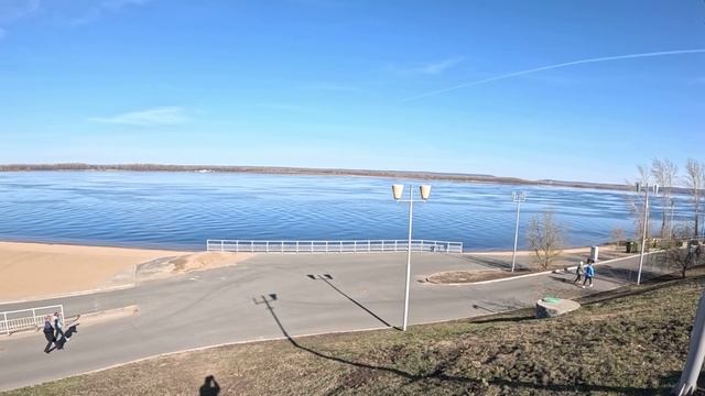 Субботник на берегу реки Волга. Весна . 2025.04.04