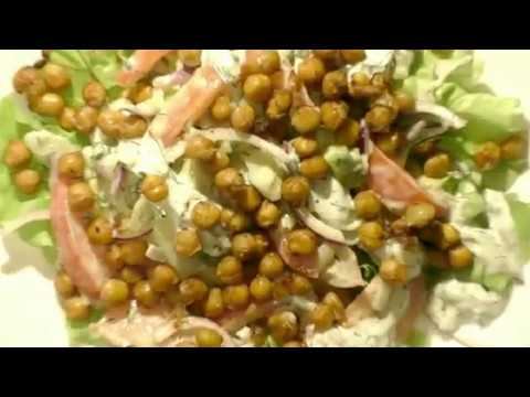 Салат с хрустящим нутом и йогуртовым соусом