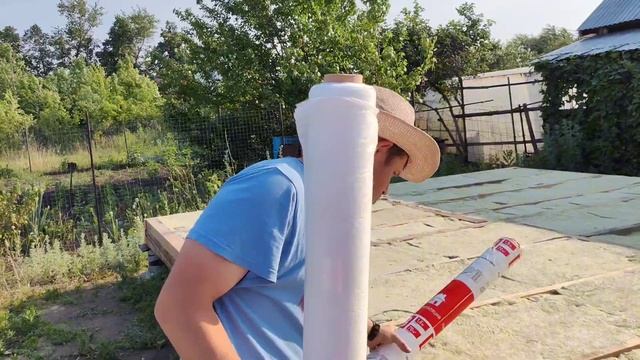 Укладываю утеплитель, пароизоляцию В и плиту ОСП на основание пола. смотреть онлайн