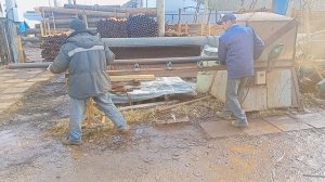 Механическая чистка трубы от ржавчины.