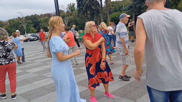 А НАСТОЯЩАЯ ПОДРУГА НА ДЕНЬГИ НЕ МЕНЯЕТ ДРУГА❤️ ТАНЦЫ ❤️ХАРЬКОВ АВГУСТ 2024 смотреть онлайн