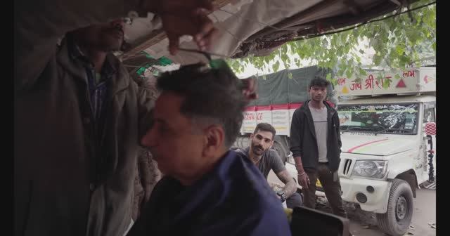 $ 0.43 БРИТЬЕ И МАССАЖ - ИНДИЙСКИЙ УЛИЧНЫЙ ПАРИКМАХЕР смотреть онлайн