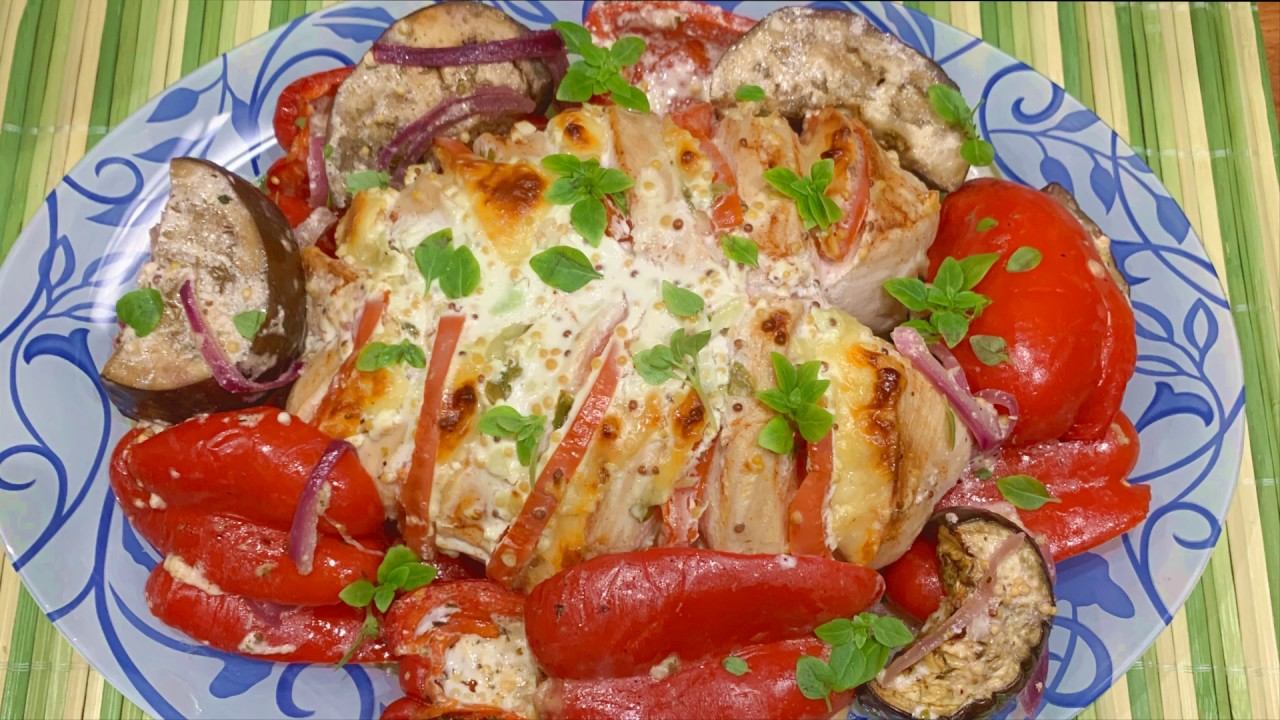 Куриная грудка, запеченная в сметанно-чесночном соусе с болгарским перцем и баклажанами смотреть онлайн