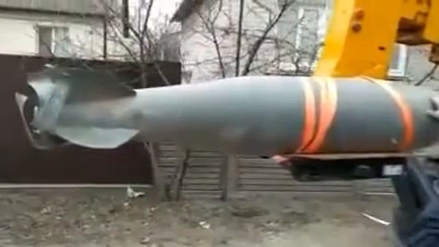 Из окна жилого дома в Чернигове, достают огромный снаряд. смотреть онлайн