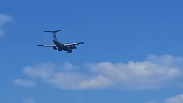 Ил-76МД-90А ВВС Красноярск-Омск садится утром над центром Омска. смотреть онлайн