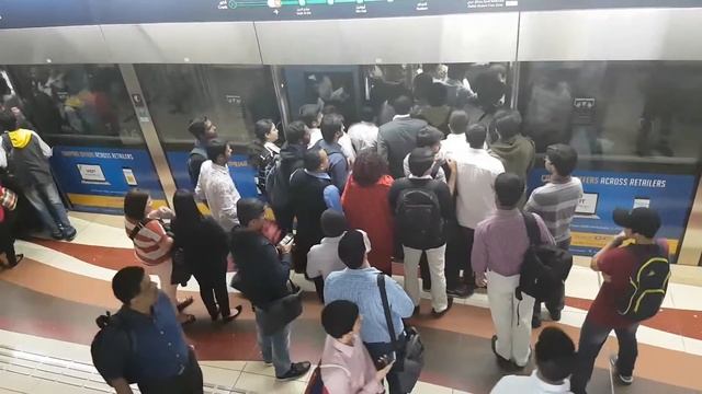 Dubai Metro overcrowded during peak hours смотреть онлайн