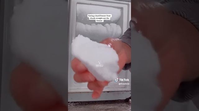 мукбанг, девушка поедает ледяной снег и лёд из морозильной камеры! смотреть онлайн