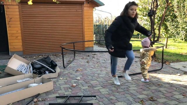 Собираем батут с Эмилией | Ой не легко😮💨 || Emilia and her mom collect a trampoline смотреть онлайн