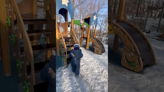 Володя гуляет в парке им. Гагарина на детской площадке, г. Хабаровск. Володе 3,5 года смотреть онлайн