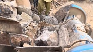 Строительство, дробление щебёнки