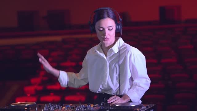 Korolova YearMix - Live @ Empty Theatre 25.12.2020 ⧸ Melodic Techno & Progressive House Mix смотреть онлайн