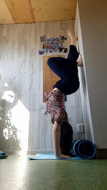 встать на руки не опираясь пока не выходит 😅 смотреть онлайн