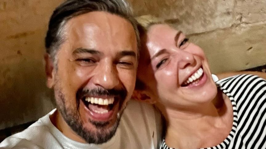 Эмре Алтуг попрощался с сериалом "Зимородок" смотреть онлайн