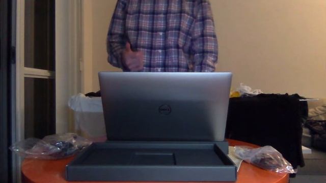 Unboxing the Dell XPS 15 (2017) смотреть онлайн
