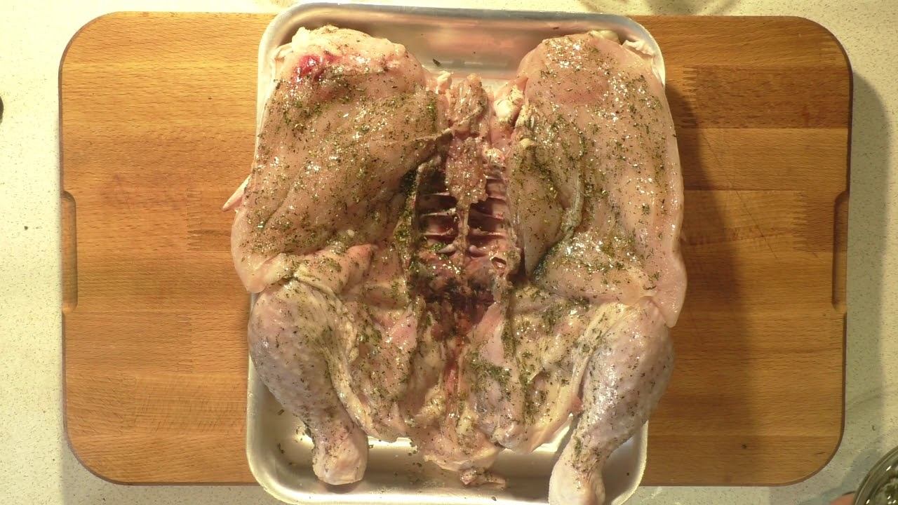 Курица, запеченная с лимоном, луком и белым вином