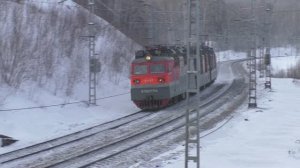 Локомотив ВЛ80 с грузовым поездом в Сибири на Транссибе