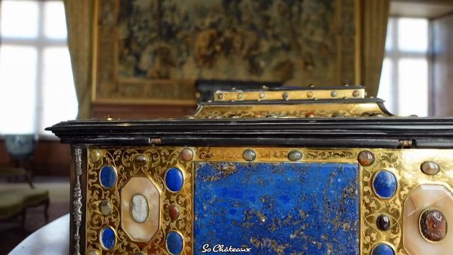 Visite D'un Remarquable Château De La Renaissance, Encore Habité, Meublé Et Richement Décoré.