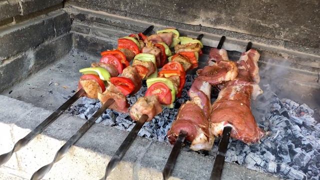 Шашлык ассорти - из баранины и свинины с овощами!
