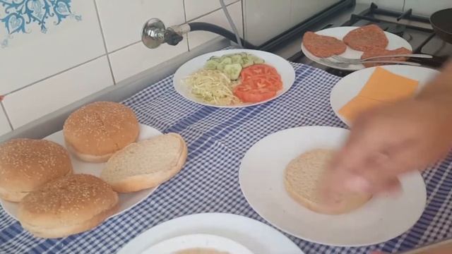 HAMBURGER 100 % HALAL VAN BALKAN GRILL ECHT LEKKER VIDEO #25 смотреть онлайн