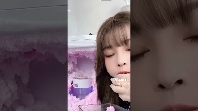 АСМР, МУКБАНГ, съедение наледи и снега из морозилки! смотреть онлайн