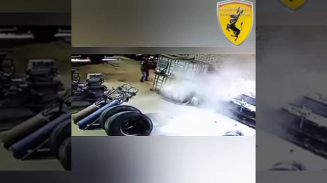 Несчастный случай на шиномонтаже 😱 взрывы колёс 🚛 опасная работа😱