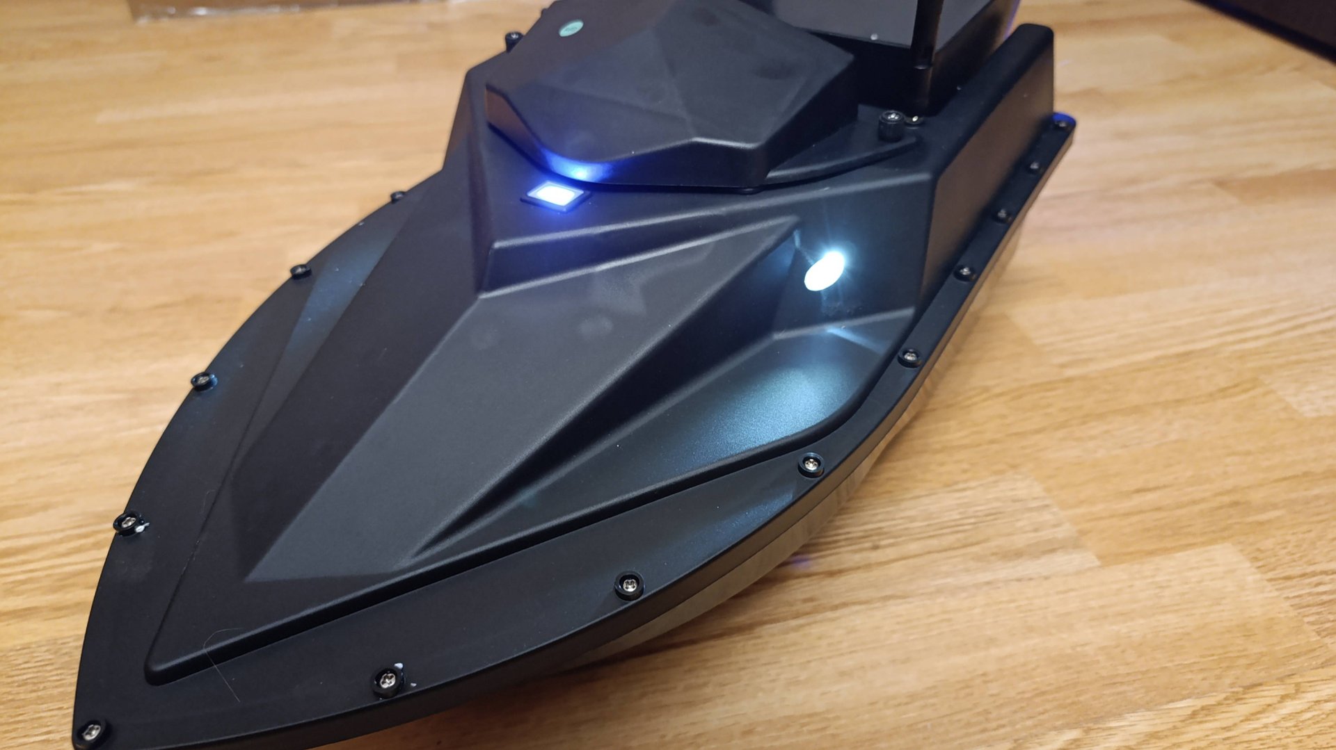 Кораблик для рыбалки ZV1 (RS Bait Boat ZV1)