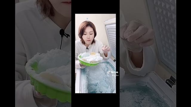 Жёсткий лёд из морозилки со снежными сугробами! Морозилка МУКБАНГ! смотреть онлайн