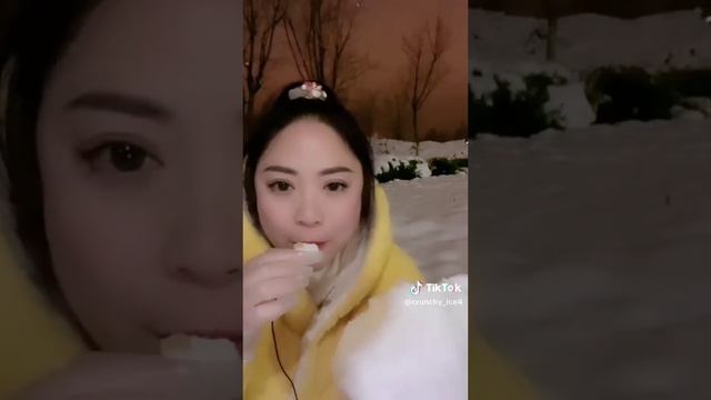 Чудо! АСМР поедание льда! Девушка на улице ночью грызёт огромную глыбу льда со снегом! смотреть онлайн