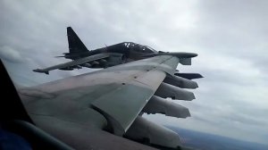 Выпуск шасси в полете парой Су-25