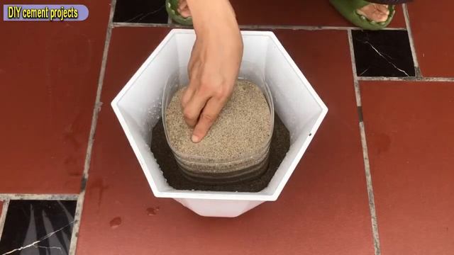 Amazing garden decoration project - Cement flower pots made from assembled fabric panels смотреть онлайн