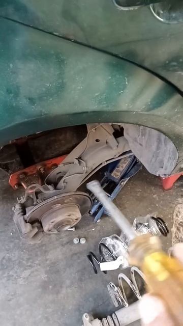 JETTA 99, amortiguadores traseros y resortes, instalación. смотреть онлайн