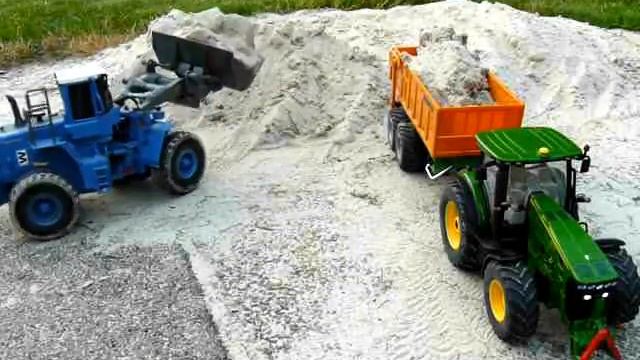 Siku Control John Deere 8345R and VOLVO L220 1/32 scale смотреть онлайн