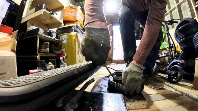 Забортовка литой покрышки на мотор-колесо электросамоката Ninebot F2