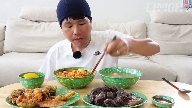 한국인의소울푸드길거리음식 떡튀순 먹방 (tteokbokki mukbang) смотреть онлайн