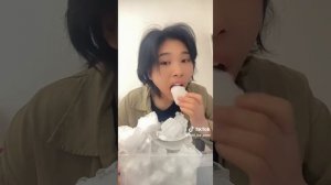 Сочное хрустящее лакомство! Поедание льда и снега из морозилки!