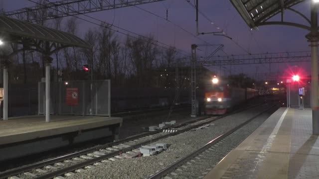 Электровоз ЧС7-207 (ТЧЭ-33) со скорым поездом "Славянский экспресс" №004Б Брест - Москва. смотреть онлайн