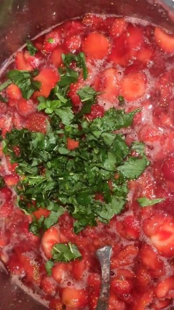 Вкуснючое клубничное варенье с мятой, скоро на канале смотреть онлайн