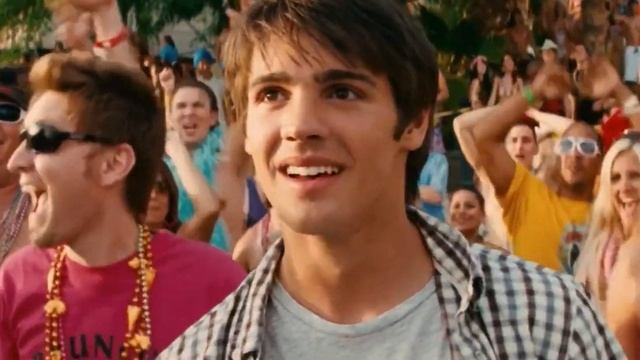 Piranha 3D (Kelly Brook Boat Scene) [HD] смотреть онлайн